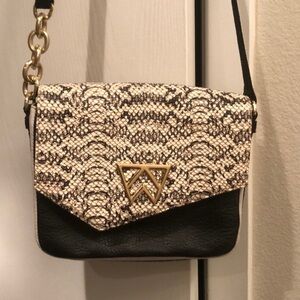 Kelly Wynne Black and Cream Crossbody Bag